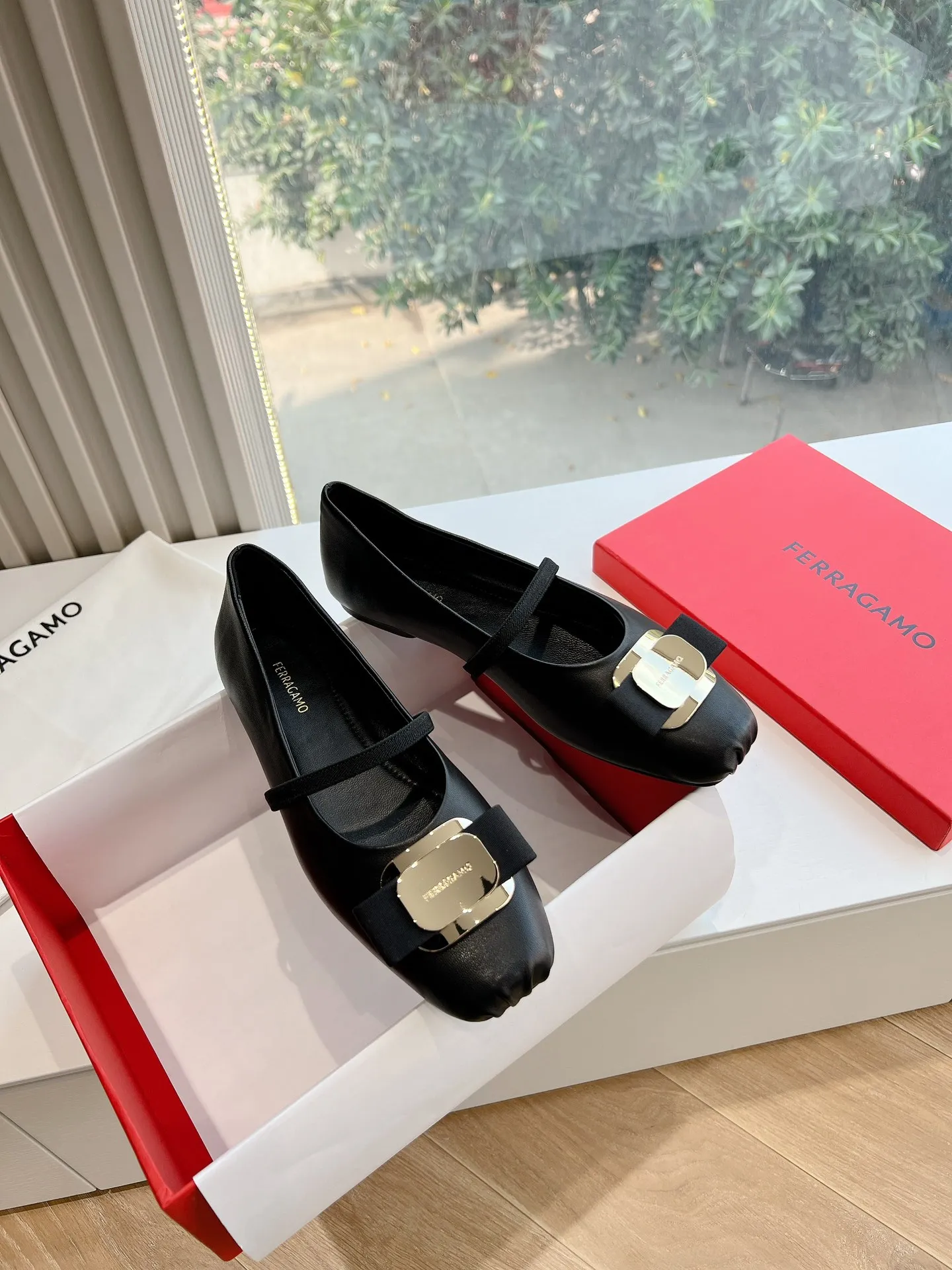 👟👟Ex-factory price 520👟👟 Women's Shoes Women's Clothing The original version is a one-to-one replica of the top-notch FERRAGAMO Ferragamo women's new version of Vara nameplate ballet flats, which are indeed more stunning on the feet ~ bow-tie, flat shoes that combine beauty and beauty, are very versatile, and will not tire your feet when worn. It is definitely a pair that is worth buying! Fabric: Imported sheepskin Lining: sheepskin Code number: 35-39 (40/41 customization is non-returnable and non-exchangeable)